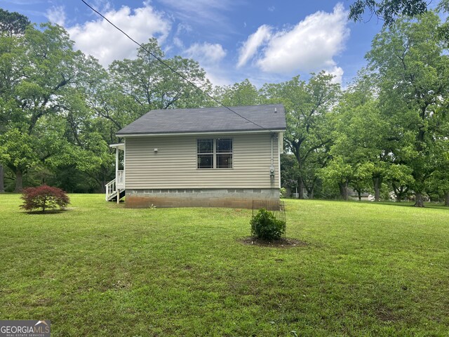 view of side of property featuring a lawn