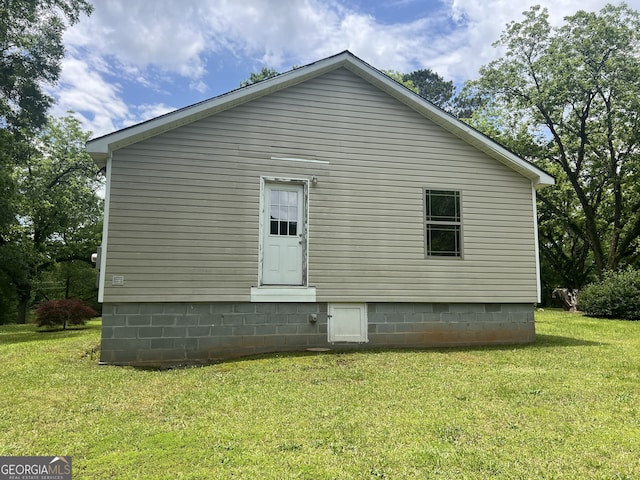 rear view of house featuring a lawn