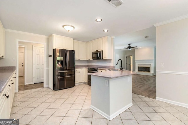 703 Kirkwood Cir, Woodstock, GA 30189 - kitchen with black appliances, a sink, a peninsula, a ceiling fan, and ornamental molding