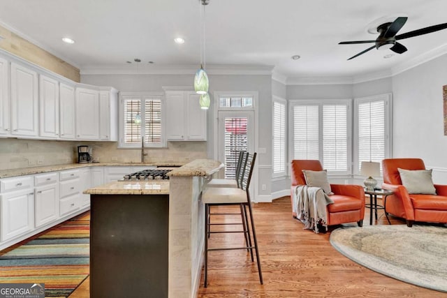 kitchen with open floor plan, light wood-style floors, a ceiling fan, white cabinetry, and recessed lighting