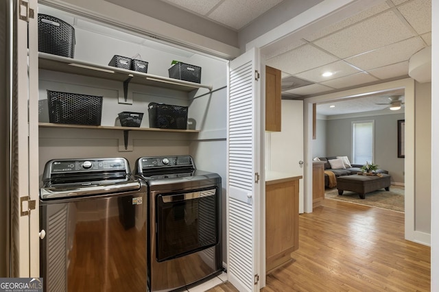 laundry area with washing machine and dryer, light wood-type flooring, baseboards, recessed lighting, and a ceiling fan
