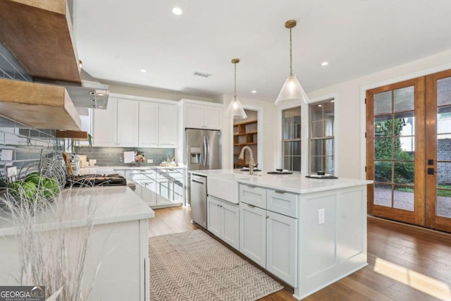 190 Arbor Garden Cir, Newnan, GA 30265 - kitchen featuring stainless steel appliances, light wood finished floors, a sink, light countertops, and recessed lighting