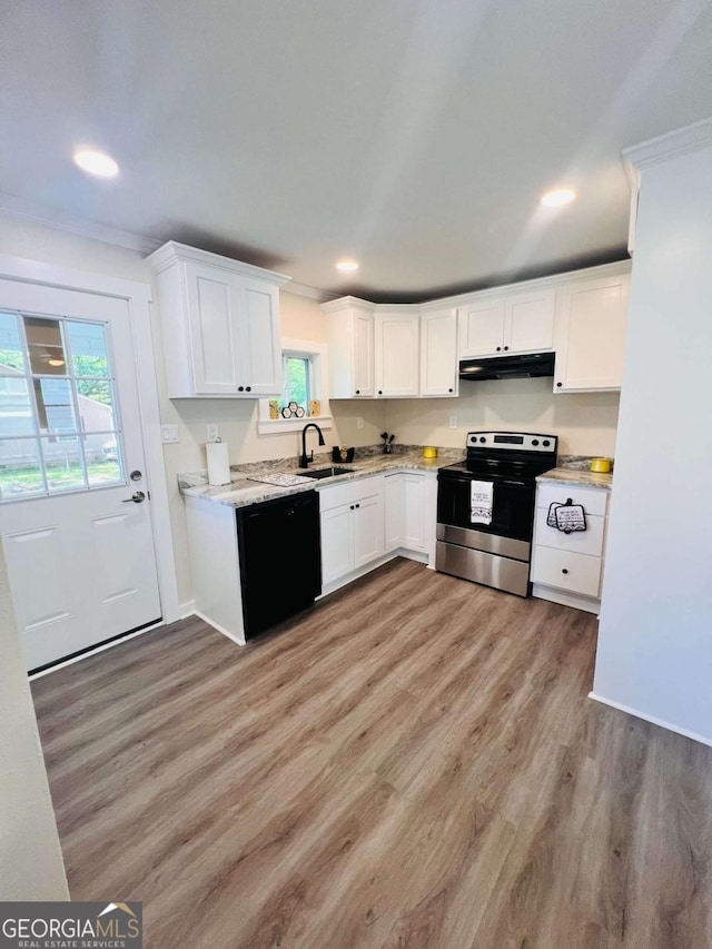 kitchen featuring stainless steel electric stove, under cabinet range hood, plenty of natural light, light wood-style floors, and recessed lighting