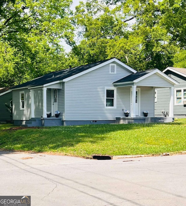 view of front facade featuring a front lawn and covered porch