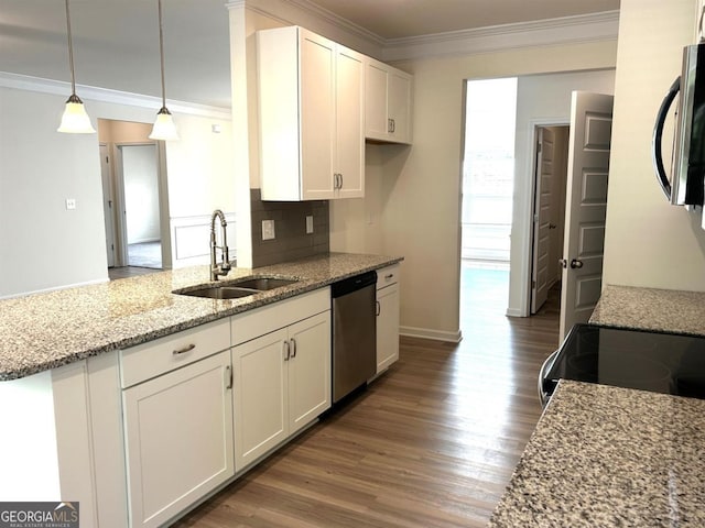 118 Garrett Dr, Eatonton, GA 31024 - kitchen featuring a sink, appliances with stainless steel finishes, wood finished floors, white cabinetry, and crown molding