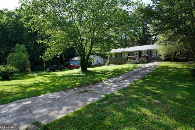 377 Black Oak Ct, Lawrenceville, GA 30046 - ranch-style home with a front yard and a porch