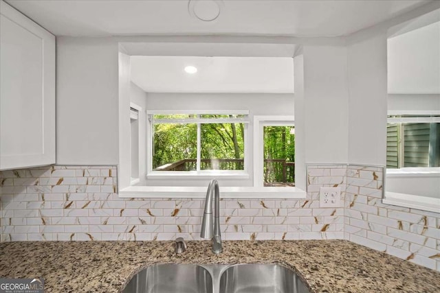 kitchen featuring a sink, white cabinetry, backsplash, plenty of natural light, and recessed lighting