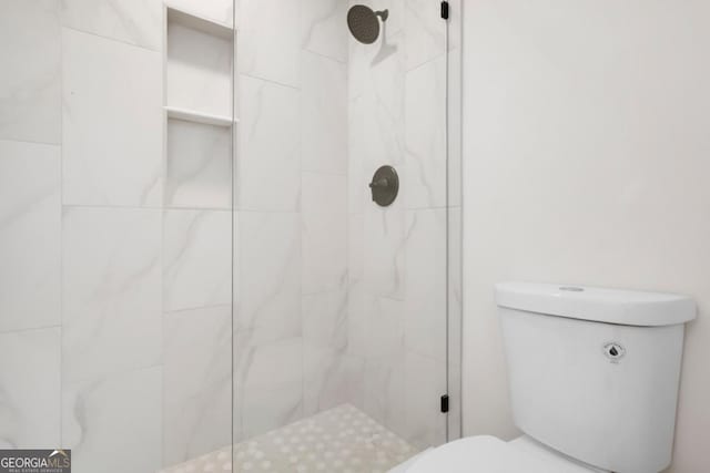 683 Highland Ct, Marietta, GA 30068 - bathroom featuring tiled shower and toilet