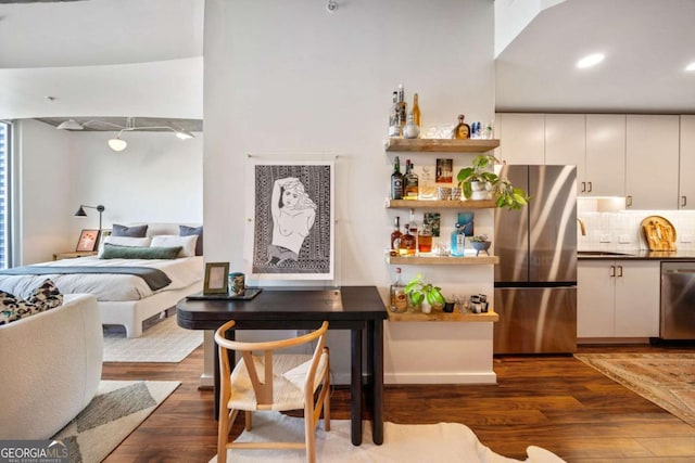 860 Peachtree St NE Unit 1513, Atlanta, GA 30308 - bedroom featuring freestanding refrigerator, dark wood-style floors, and a sink