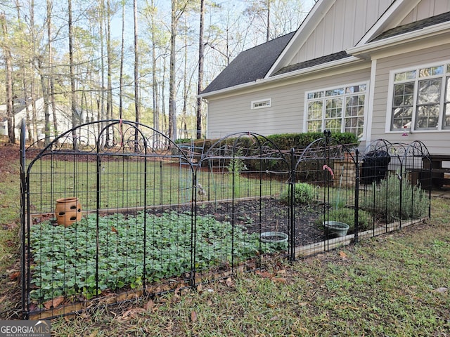 view of yard featuring a garden