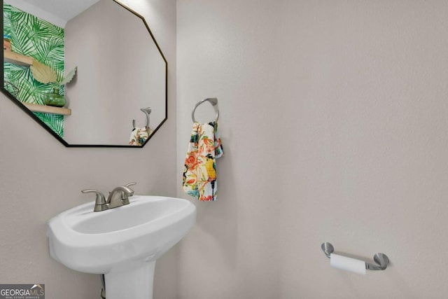 bathroom featuring a sink