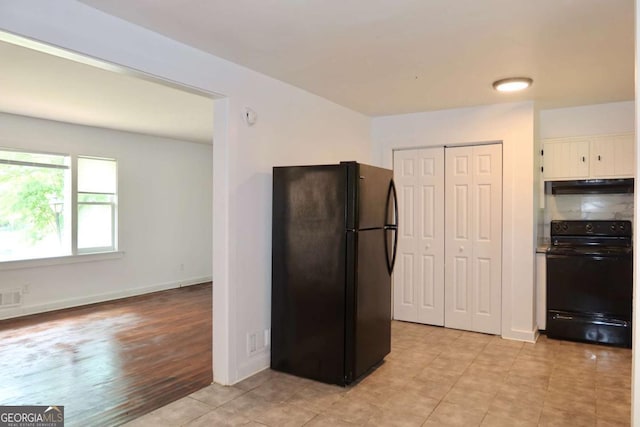 579 Kenridge Cir, Stone Mountain, GA 30083 - kitchen featuring black appliances, under cabinet range hood, and baseboards
