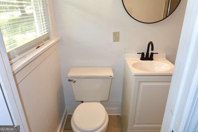 579 Kenridge Cir, Stone Mountain, GA 30083 - bathroom with toilet, vanity, and baseboards