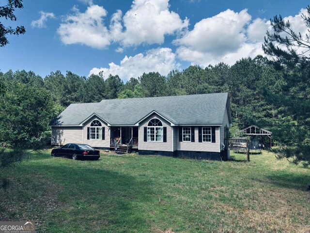 1383 Sims Rd SE, Winder, GA 30680 - view of front facade featuring crawl space, a front lawn, and a view of trees