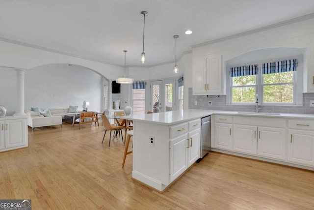 1025 Saint Marks Walk, Suwanee, GA 30024 - kitchen featuring a sink, a peninsula, decorative backsplash, dishwasher, and light wood finished floors