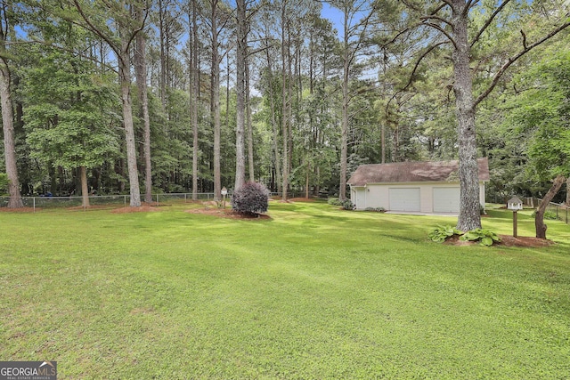 view of yard with an outdoor structure and a detached garage