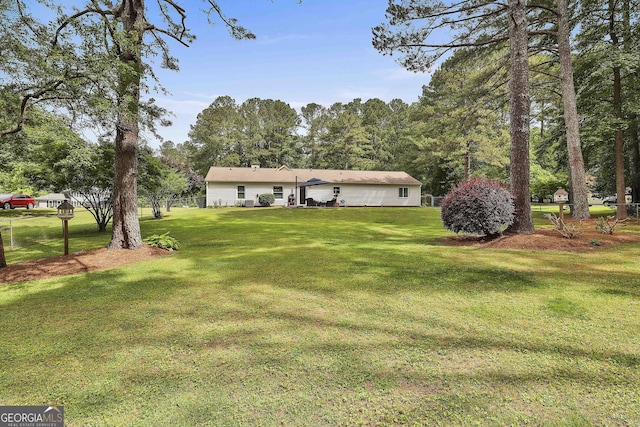 single story home with a front lawn