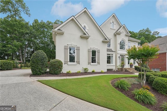 view of front facade featuring stucco siding and a front yard