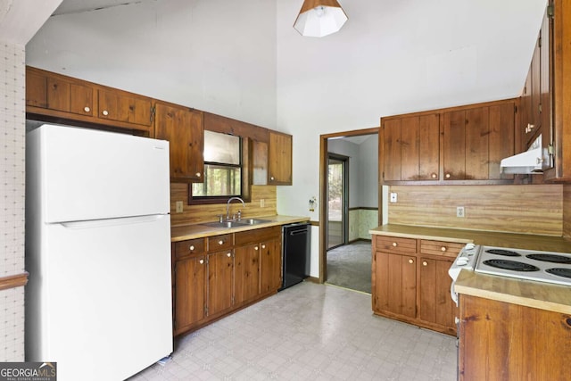 1909 Winding Creek Ln SW, Marietta, GA 30064 - kitchen featuring freestanding refrigerator, a sink, dishwasher, under cabinet range hood, and light countertops