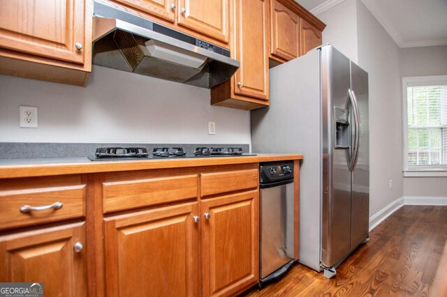 5995 Azalea Ridge Dr, Douglasville, GA 30135 - kitchen featuring ornamental molding, black stovetop, under cabinet range hood, dark wood-style floors, and light countertops
