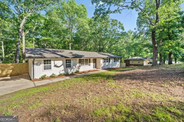5155 Oakdale Ct, Douglasville, GA 30135 - ranch-style house with fence