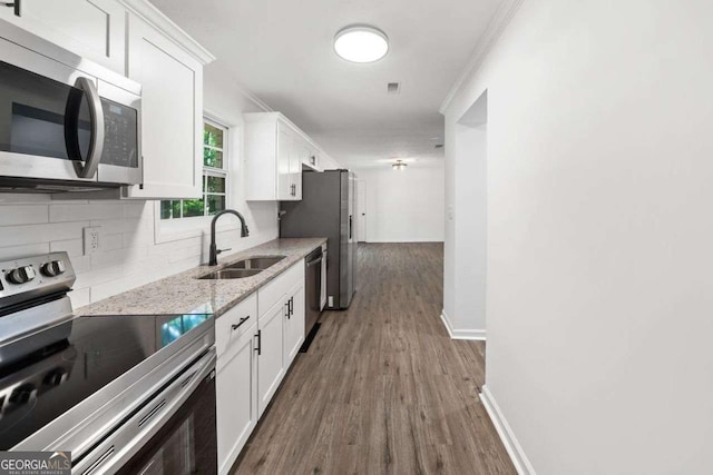 5155 Oakdale Ct, Douglasville, GA 30135 - kitchen with stainless steel appliances, a sink, decorative backsplash, dark wood finished floors, and white cabinetry