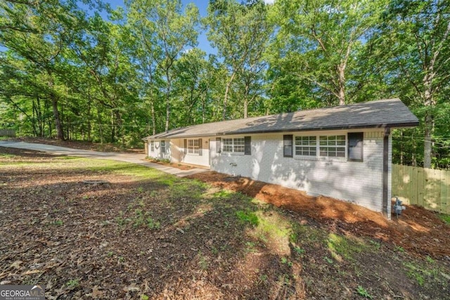 5155 Oakdale Ct, Douglasville, GA 30135 - view of front of house featuring brick siding and fence