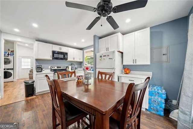 dining room with plenty of natural light, dark wood-style floors, ceiling fan, and recessed lighting