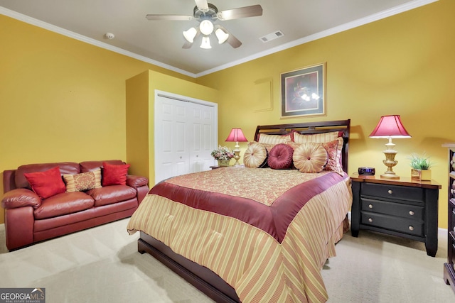 bedroom featuring carpet, ornamental molding, a closet, and a ceiling fan