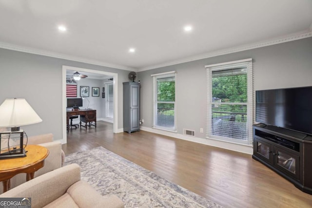 living area with a desk, wood finished floors, crown molding, ceiling fan, and recessed lighting