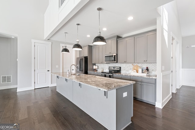 133 Wild Turkey Pass, Homer, GA 30547 - kitchen featuring gray cabinetry, stainless steel appliances, a breakfast bar area, dark wood-type flooring, and recessed lighting