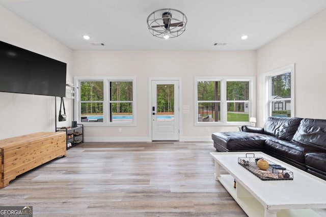 living area with light wood-style flooring, baseboards, ceiling fan, and recessed lighting