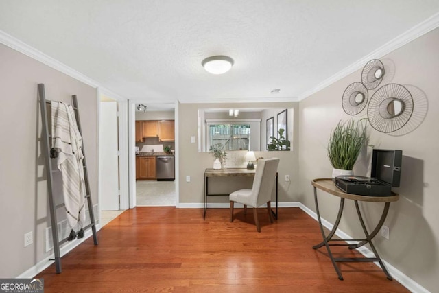 3200 Seven Pines Ct Unit 103, Atlanta, GA 30339 - dining area featuring light wood-type flooring, crown molding, baseboards, and a textured ceiling