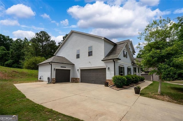 9225 Maple Run Trl, Gainesville, GA 30506 - view of side of home with a garage, driveway, and a yard