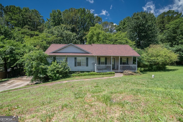 501 Textbook Ct, Lawrenceville, GA 30044 - ranch-style home featuring a porch and a front yard