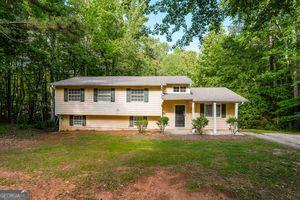 split level home featuring a front yard