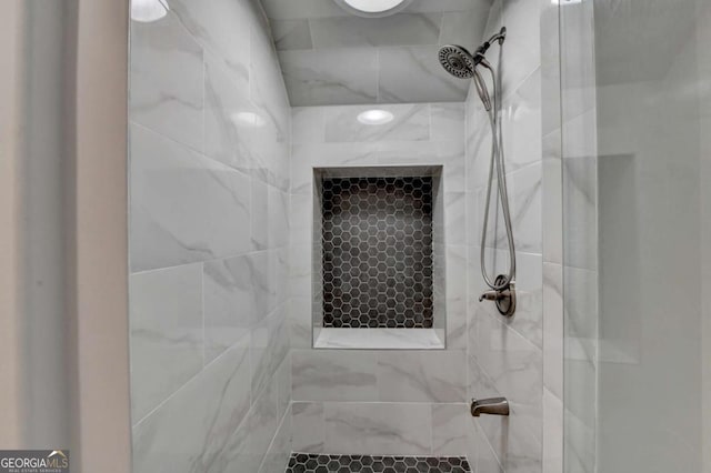 828 Olmsted Ln, Duluth, GA 30097 - bathroom featuring tiled shower