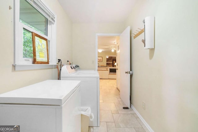laundry area with washer and clothes dryer and a ceiling fan