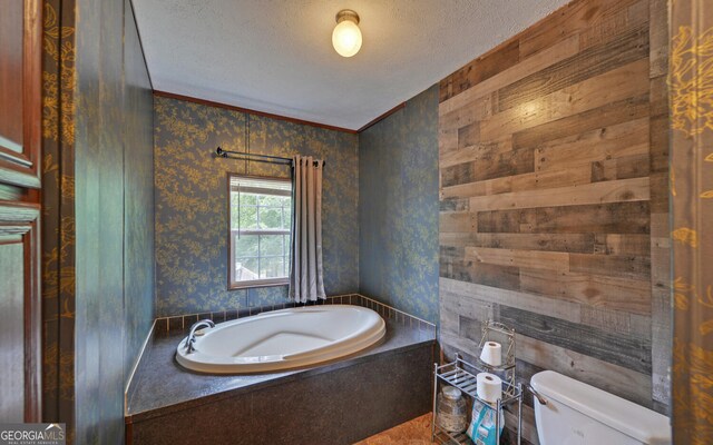 484 Tb Thornton Dr, Hartwell, GA 30643 - bathroom featuring toilet, wallpapered walls, a bath, a textured ceiling, and crown molding