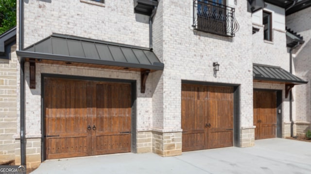 10765 Shallowford Rd, Roswell, GA 30075 - garage with driveway