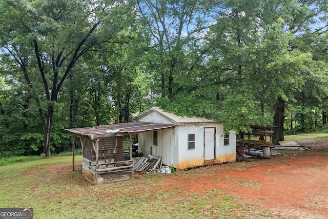 view of front of house featuring an outbuilding