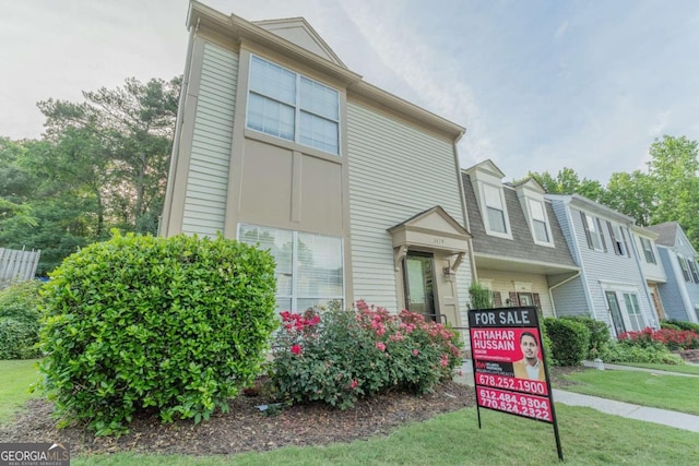 view of front of property featuring a front yard