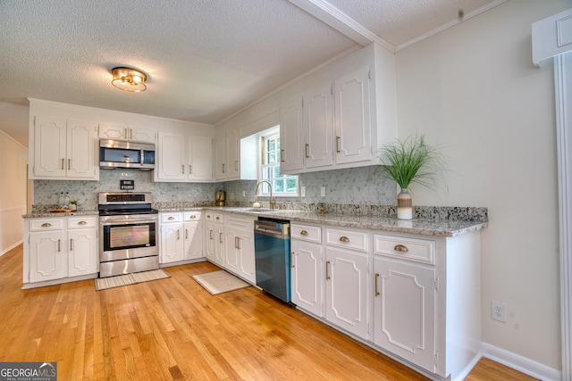 12 Riverview Rd SE, Rome, GA 30161 - kitchen featuring stainless steel appliances, light wood finished floors, white cabinetry, a sink, and a textured ceiling