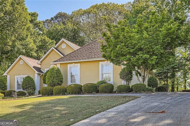 view of front of property with stucco siding and a front yard