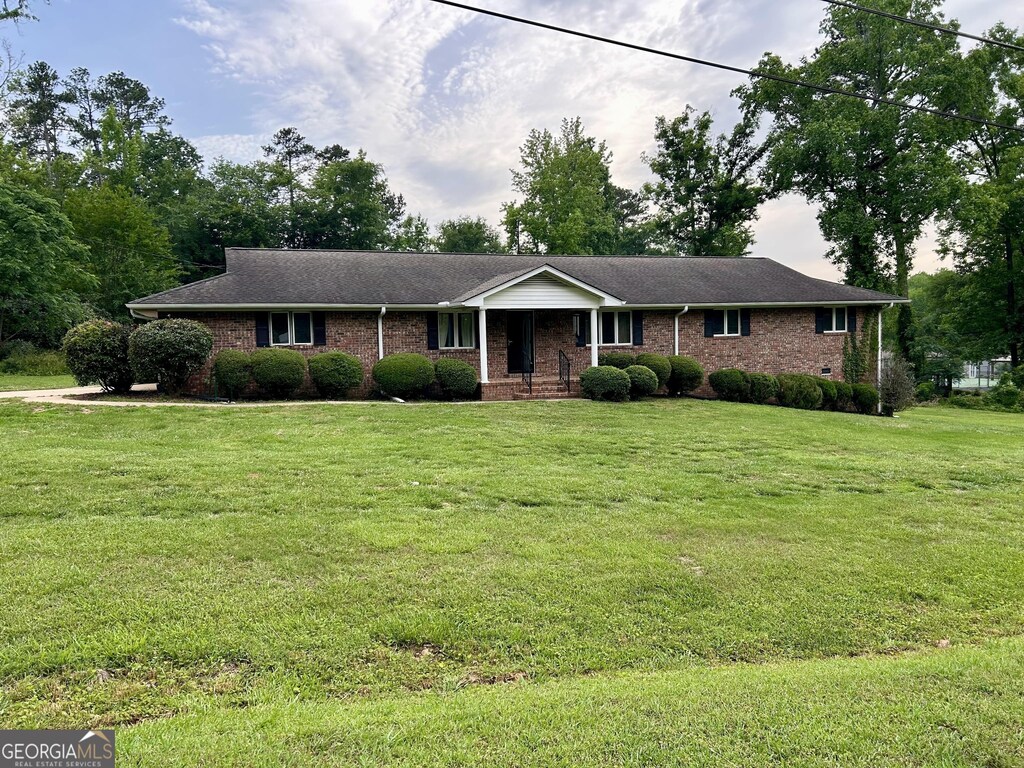 178 Heard Dr, Elberton, GA 30635 - ranch-style house featuring brick siding and a front yard