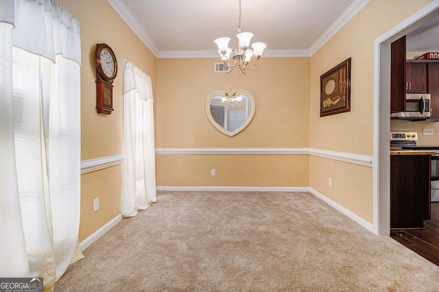 spare room featuring a chandelier, crown molding, carpet, and baseboards