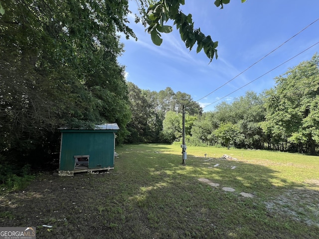 view of grassy yard featuring an outdoor structure