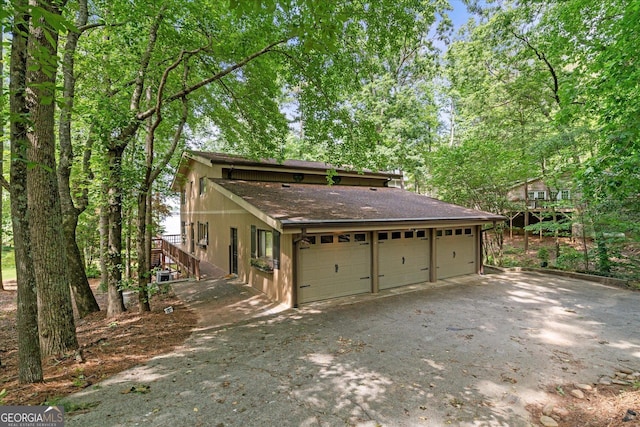 9020 Lakeview Pkwy, Villa Rica, GA 30180 - view of side of home featuring a detached garage and a shingled roof