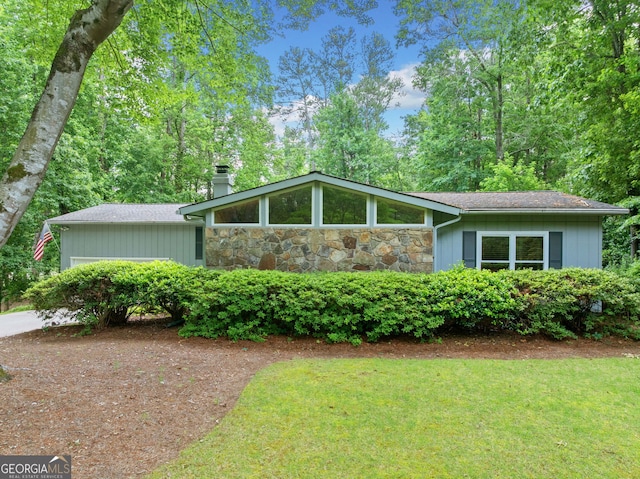 1260 Willeo Creek Dr, Roswell, GA 30075 - mid-century inspired home with a chimney, stone siding, a front lawn, a garage, and roof with shingles