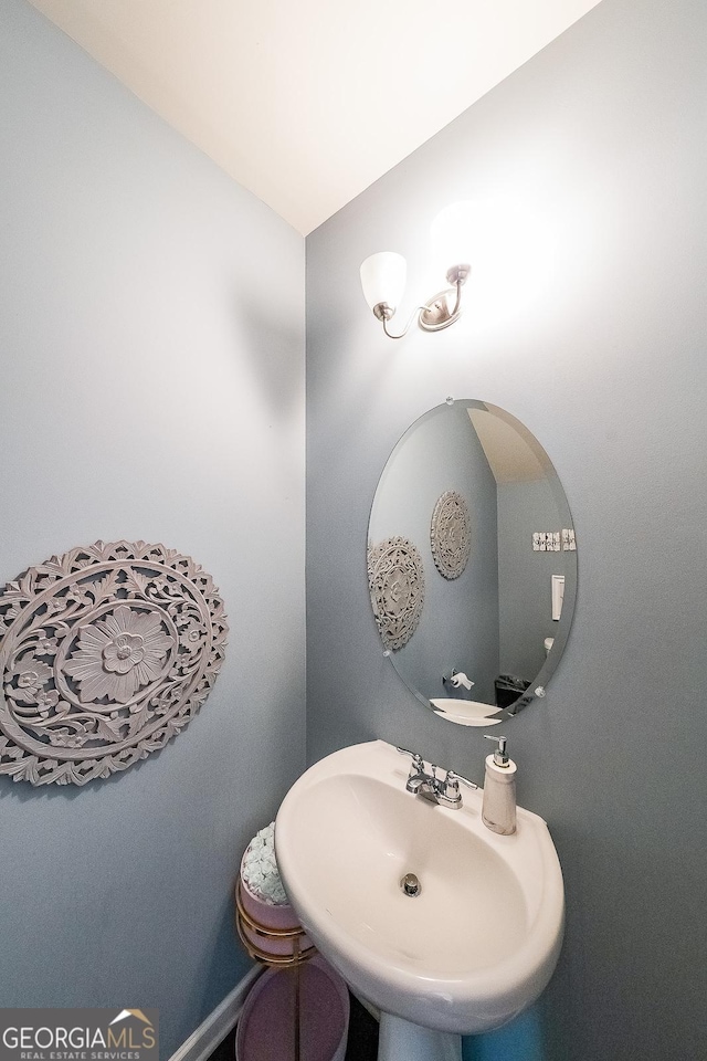 bathroom featuring a sink